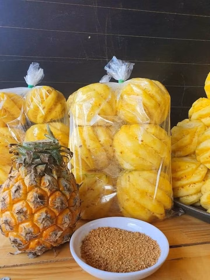 Ngay khi xuất hiện, dứa mini đã khiến rất nhiều tín đồ ăn vặt Sài Gòn, đặc biệt là hội chị em phụ nữ vô cùng tò mò thích thú.