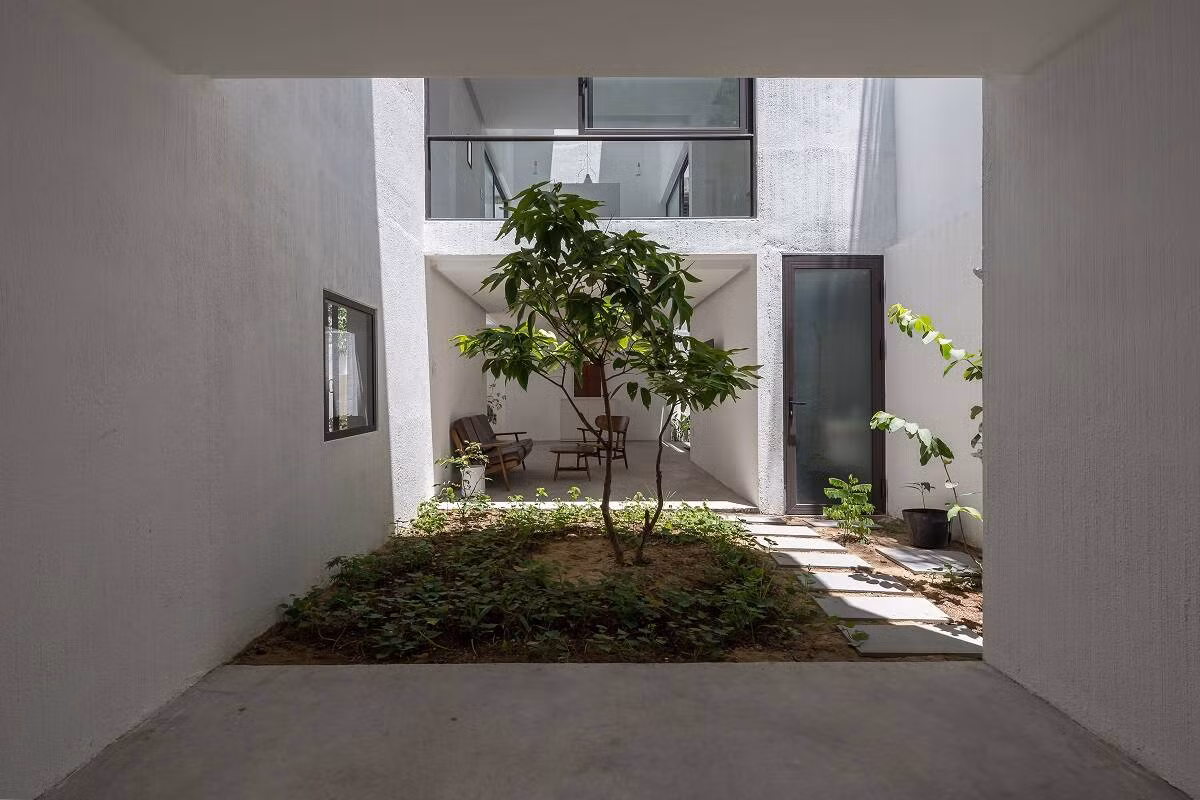 Mật độ xây dựng trong nhà chưa đến 50% nhờ cách thiết kế lệch khối cùng những khoảng sân trong xanh mát.