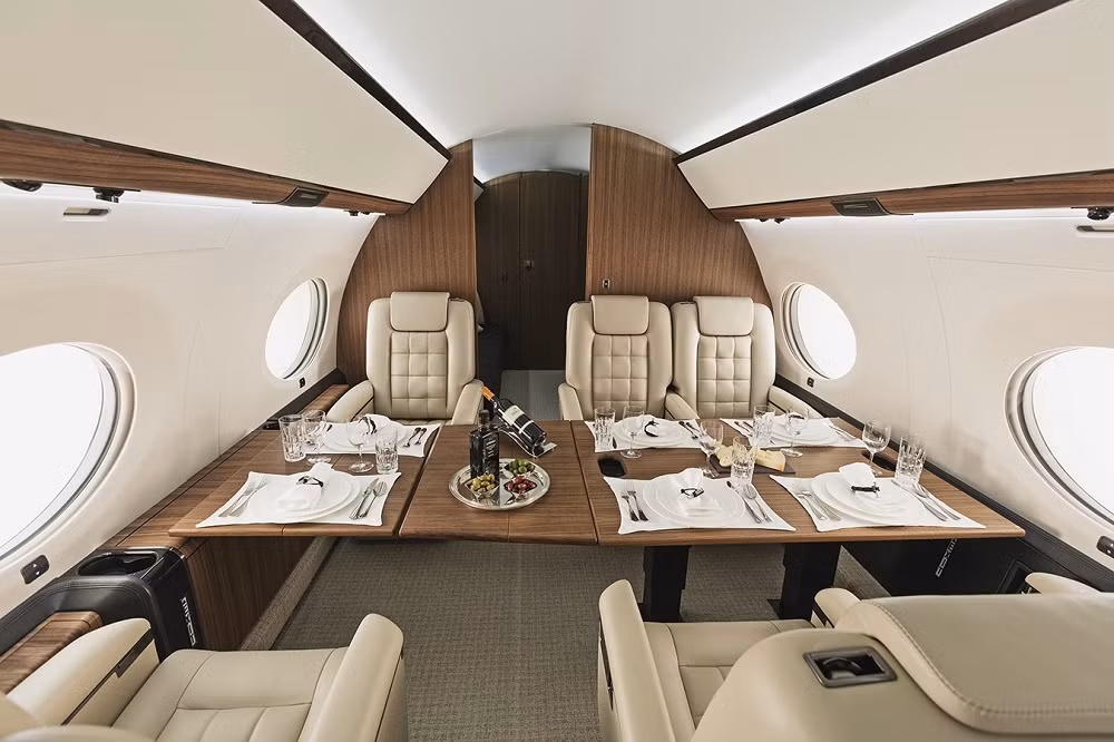 Với tốc độ 1.103km/h, G650ER sẽ giúp các tỷ phú tiết kiệm hơn 50 giờ bay mỗi năm. Điều đó lý giải vì sao dòng phi cơ này trở thành “con cưng” của các tỷ phú lừng danh như Elon Musk hay Jeff Bezos.