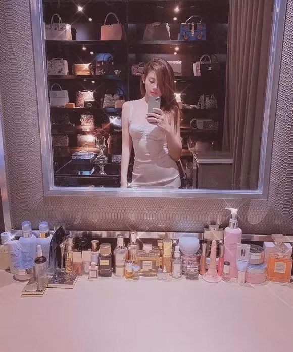Đằng sau bàn trang điểm là những chiếc túi hiệu "đậm mùi tiền".