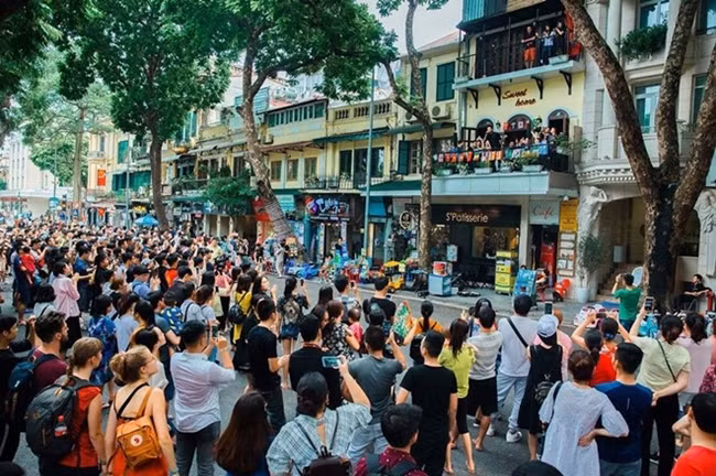 Nhà phố cổ của Tuấn Hưng là địa điểm lý tưởng cho những ai yêu thích nhạc của Tuấn Hưng khi anh thường xuyên đứng ở ban công để biểu diễn tặng người hâm mộ. Ảnh: Dân Việt