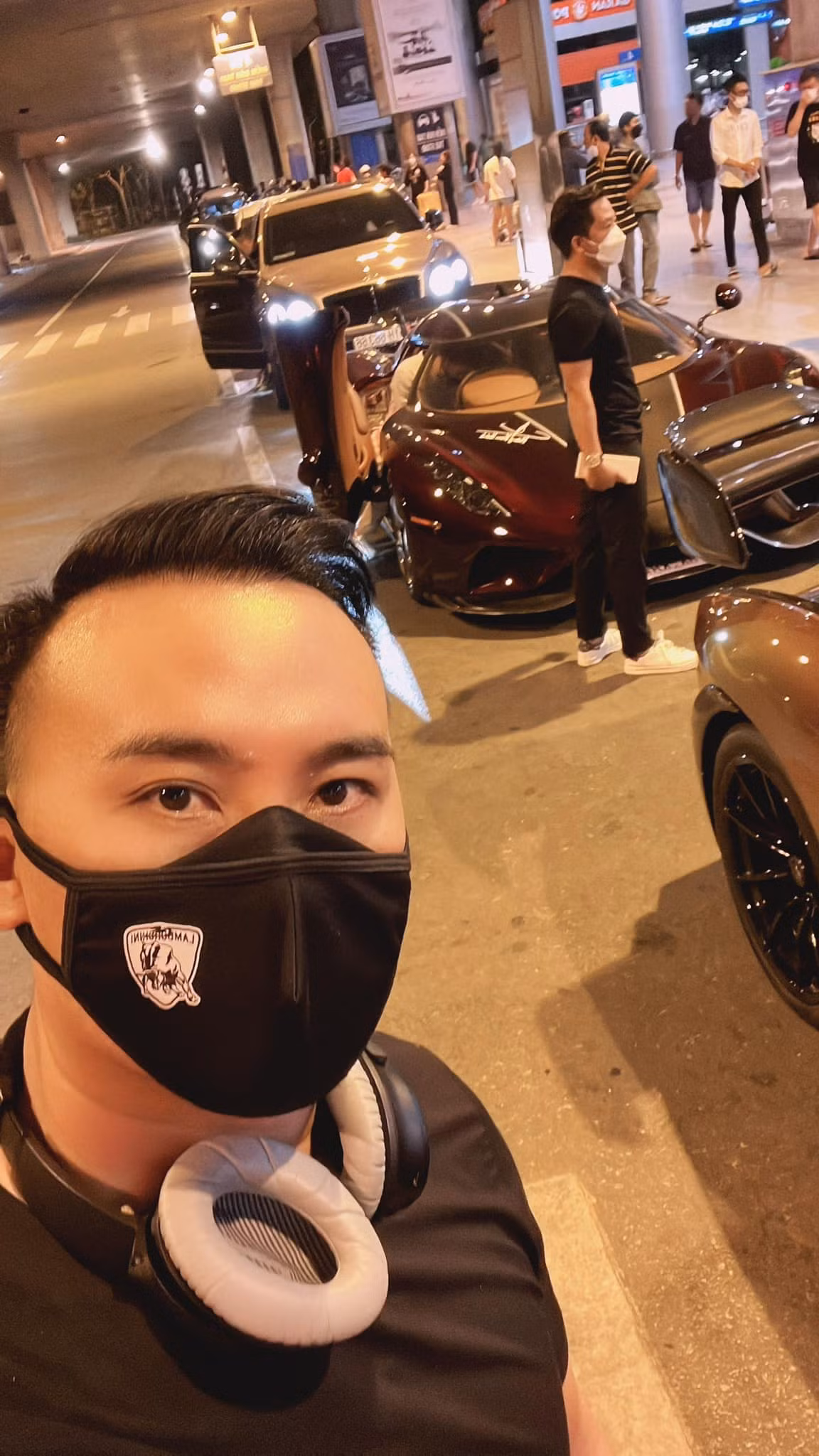 Ngay lập tức, danh tính chủ nhân dàn xế hộp cũng được tìm ra. Đó là đại gia Hoàng Kim Khánh và vợ Phan Thị Mai. Ảnh: FBNV
