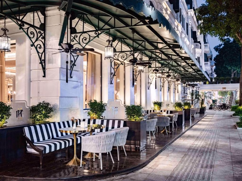 Nếu khối nhà Metropole giữ nguyên vẻ cổ kính của phong cách kiến trúc Pháp xen lẫn với họa tiết phương Đông, thì khối nhà Opera Wing lại mang phong cách tân cổ điển với những trang thiết bị hiện đại. Ảnh: Booking