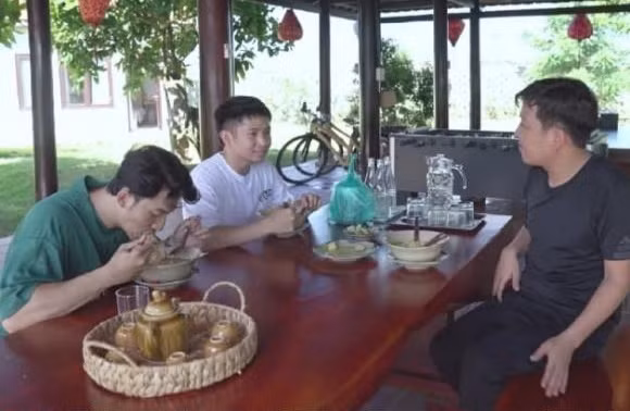 Bên cạnh đó, nam danh hài còn xây dựng nhiều đình nghỉ mát để hóng gió, thưởng trà. Ảnh chụp màn hình