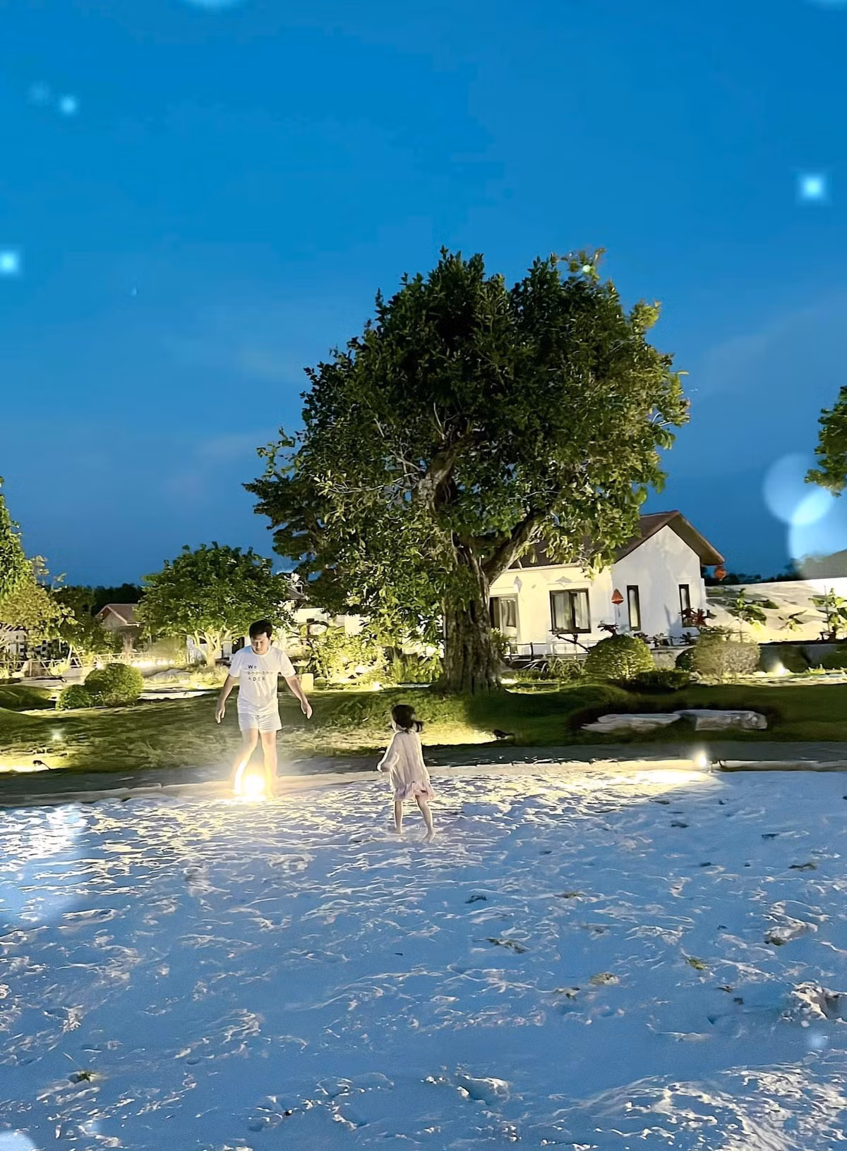  Trường Giang - Nhã Phương sở hữu nhiều bất động sản đắt giá. Trong số đó, đáng chú ý nhất là căn biệt thự nhà vườn tại Đồng Nai có tên là "Nhà trọ Destiny". Cặp đôi thường cùng bạn bè, người thân về đây nghỉ dưỡng và tụ tập. Ảnh: FBNV