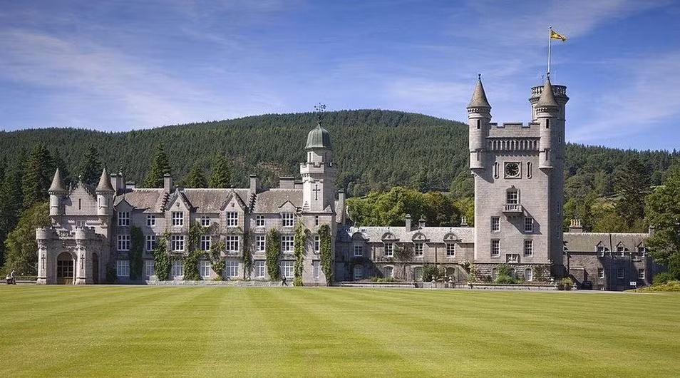 Lâu đài Balmoral nằm giữa một vùng nông thôn ở Royal Deeside (Vương quốc Anh). Đây là nơi Nữ hoàng Anh Elizabeth II trải qua nhiều kỳ nghỉ vui vẻ - từ chuyến thăm với Vua George V - ông nội của bà - và Nữ hoàng Mary khi còn nhỏ, cho đến những tháng cuối đời. Ảnh: NDTV