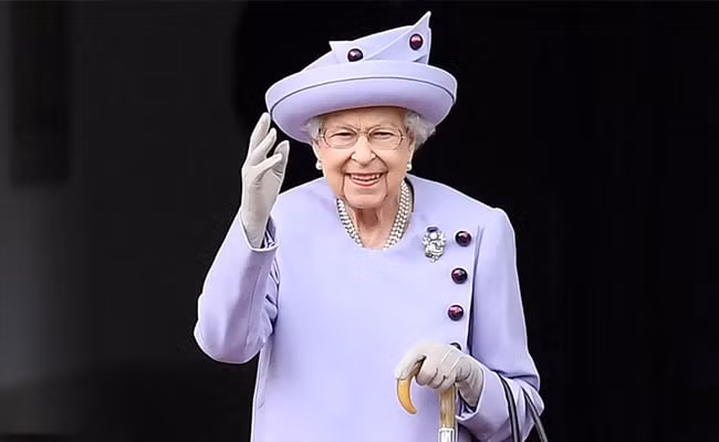 Cung điện Buckingham thông báo Nữ hoàng Anh Elizabeth II qua đời tại lâu đài Balmoral ở Scotland ngày 8/9, thọ 96 tuổi. Ảnh: NDTV