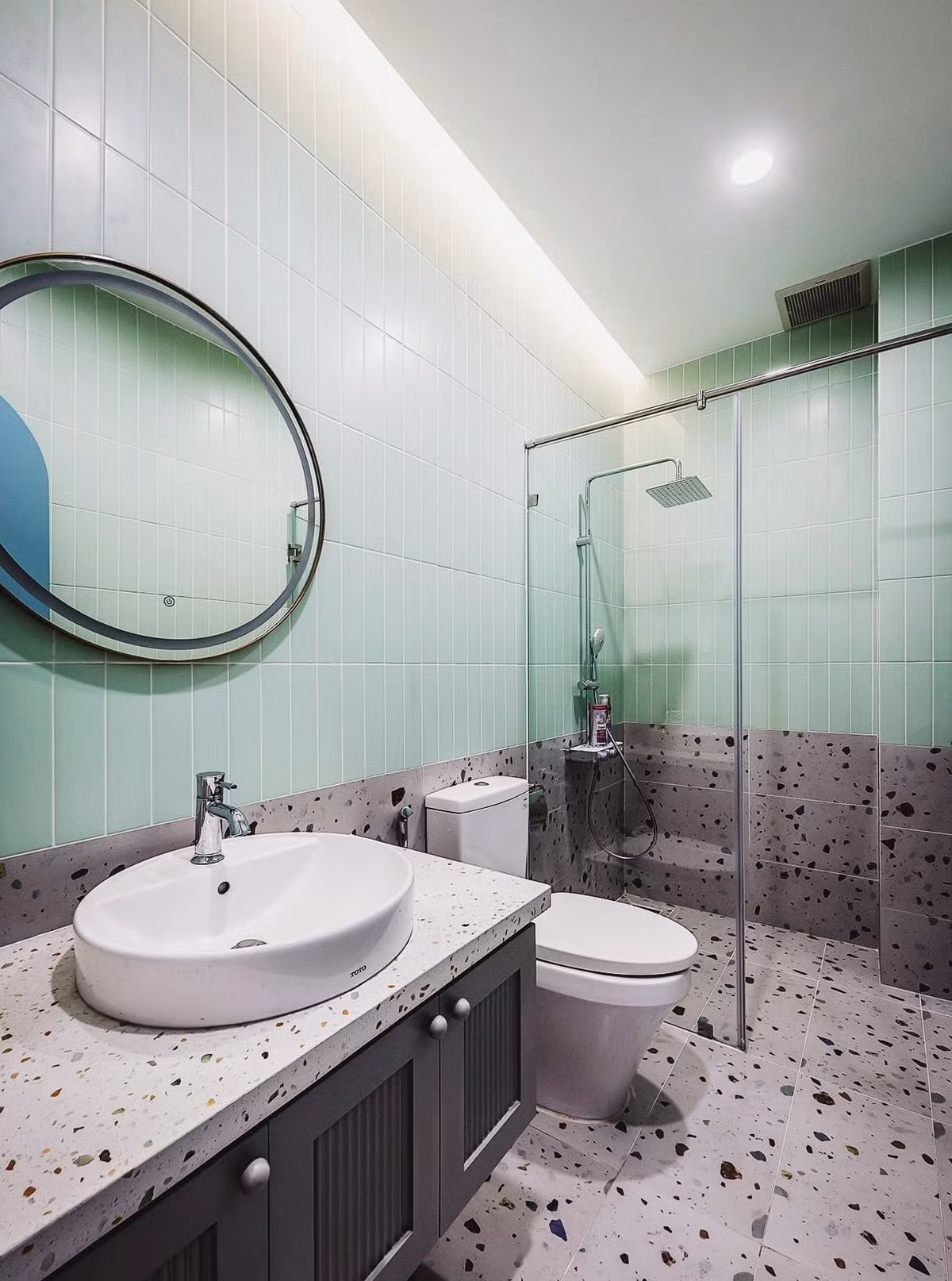 Phòng tắm mang sắc xanh pastel, xanh lục tới từ gạch mosaic ốp tường.