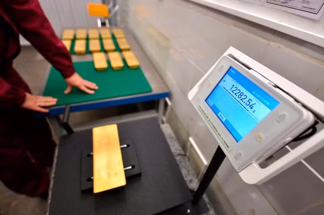 Nhân viên trong kho phải tuân thủ nhiều quy định để đảm bảo vàng luôn được bảo quản trong điều kiện tốt nhất. Ảnh: Rbth