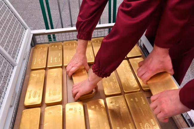 Mỗi thanh vàng đều có dấu kiểm định chất lượng riêng, và tỷ lệ vàng nguyên chất là 99,95%. Ảnh: Rbth