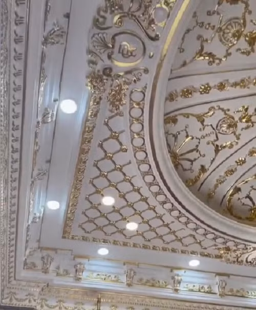 Đáng chú ý, căn nhà được cho là đã "đắp" 5 cây vàng lên trần nhà.