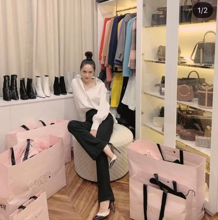 Người đẹp dành riêng một căn phòng để bày quần áo, phụ kiện hàng hiệu.