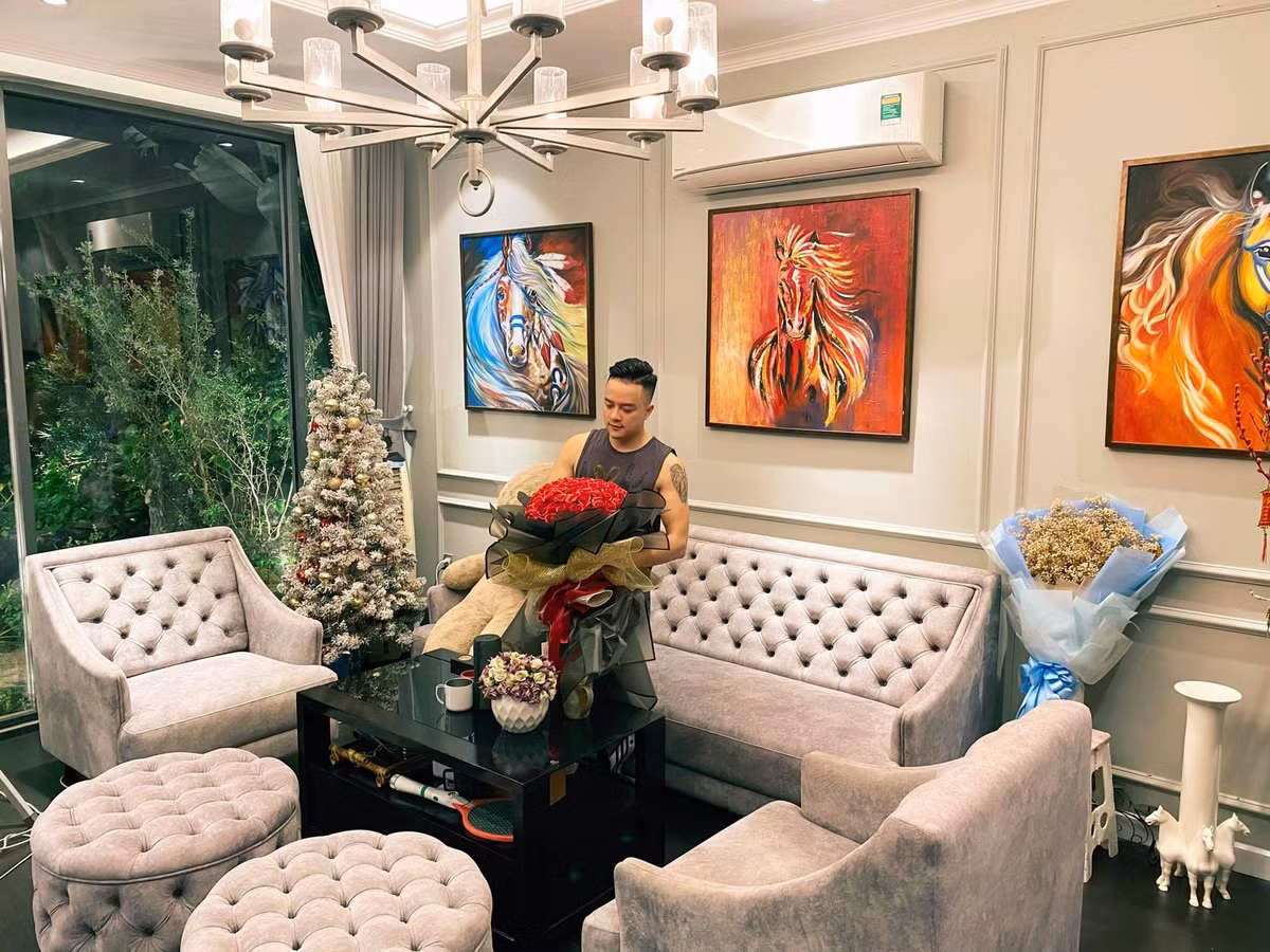 Trong khi đó, Cao Thái Sơn được gọi là "đại gia bất động sản" của showbiz Việt khi sở hữu hàng chục căn hộ, biệt thự. Ảnh: FBNV
