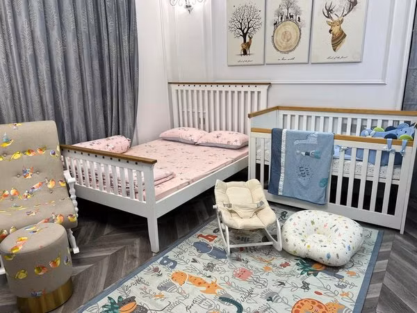 Anh đặt một chiếc nôi nhỏ có tông màu xanh dễ chịu. Bên cạnh chiếc nôi là giường riêng dành cho người lớn, tiện để vợ chồng nam diễn viên ngủ và trông con khi bé còn nhỏ. Ảnh: FB Quý Bình Lê