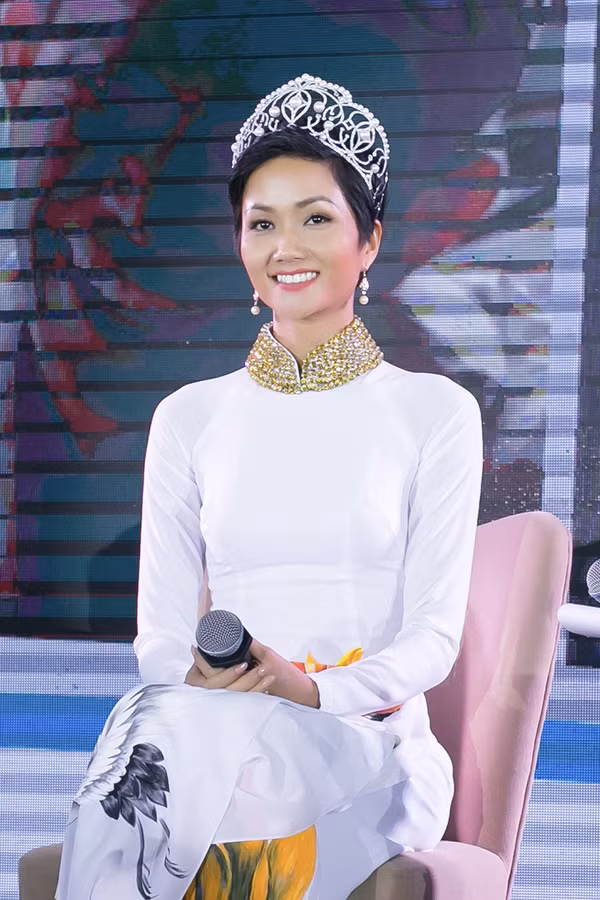 Dù vậy, H'Hen Niê vẫn giữ lối sống giản dị. Người đẹp chỉ sở hữu một vài món đồ hiệu. Ảnh: Ngoisao
