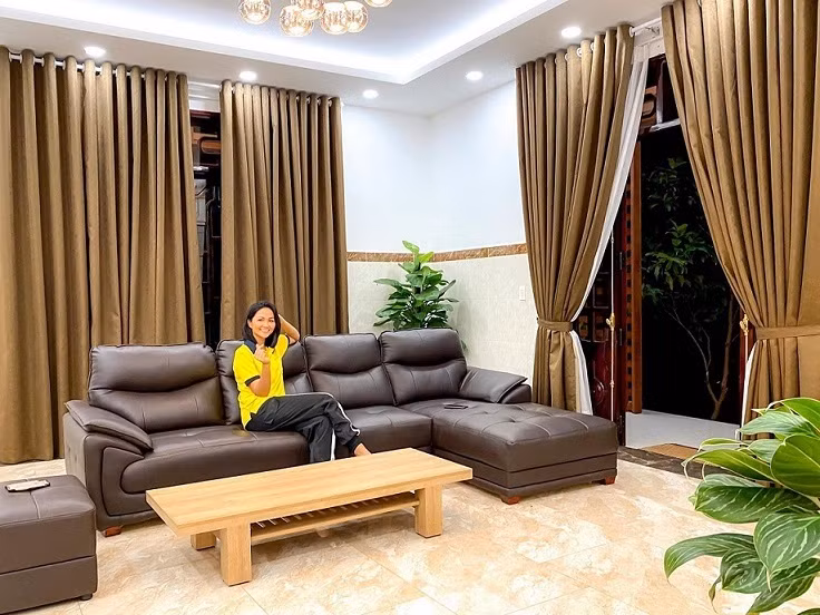 Năm 2020, H’Hen Niê bỏ ra 300 triệu để cải tạo nhà sàn dài 41m ở quê nhà. Người đẹp còn chi khoảng 2,5 tỷ đồng để sửa nhà chính của gia đình. Ảnh: Vietnamnet