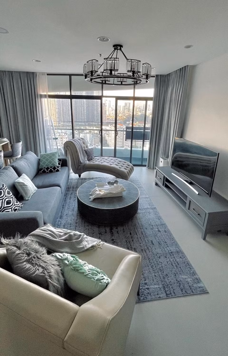 Căn hộ của siêu mẫu Hà Anh rộng 170m2, gồm phòng khách, bếp, phòng ngủ và ban công rộng rãi. Ảnh: Lao động