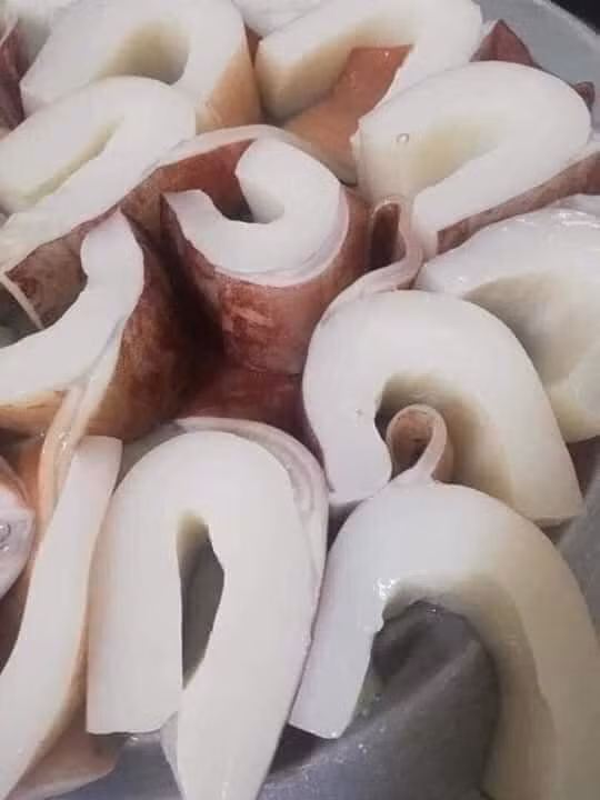 Mực xà còn có tên gọi là mực ma. Sống ở đại dương, thân hình to. Chúng được câu bằng máy ở xa bờ. Ảnh: Facebook