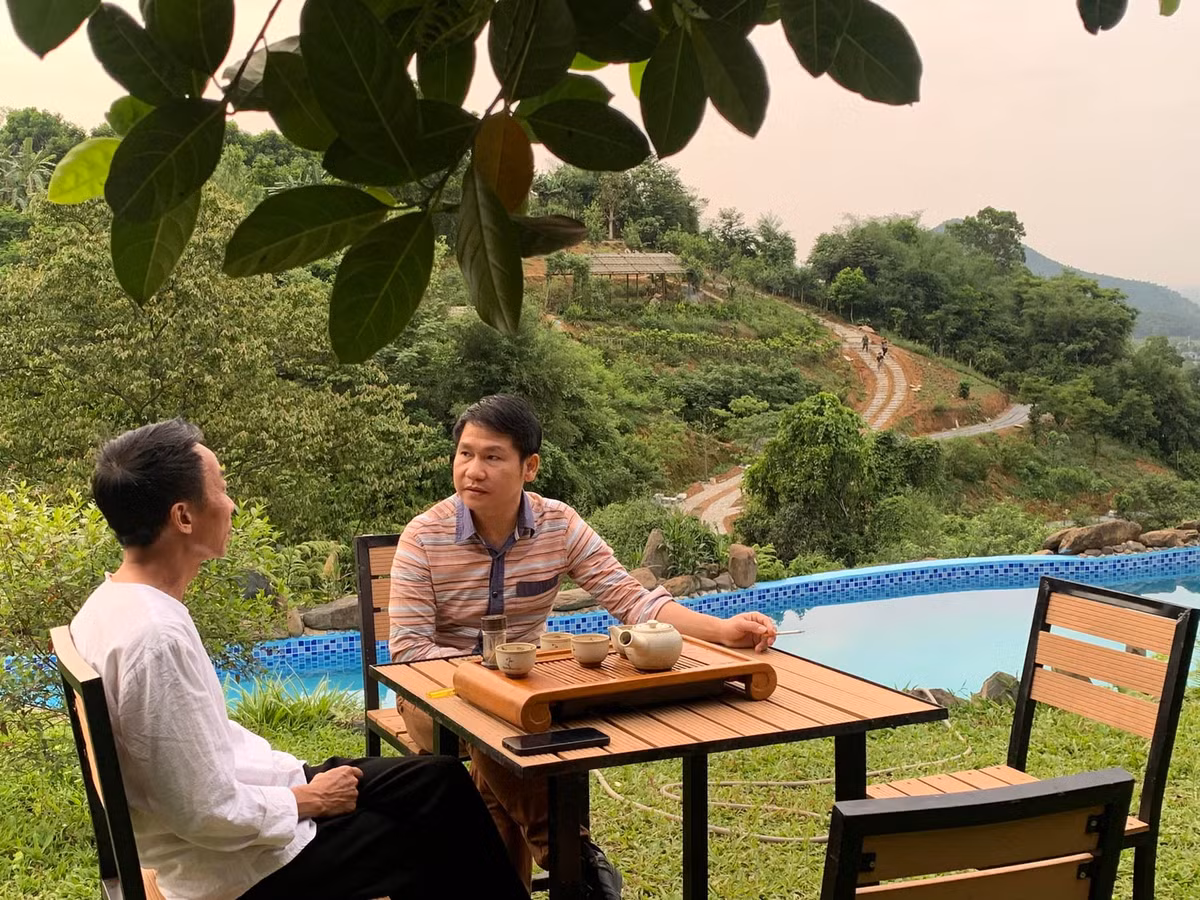 Cả hai có dịp hàn huyên tâm sự, đi dạo trong trang trại rộng 10.000 m2 ở ngoại thành Hà Nội của gia đình NSƯT Việt Hoàn. Gia trang được bao bọc bởi núi non hữu tình, không khí trong lành. Ảnh: FB Trong Tan