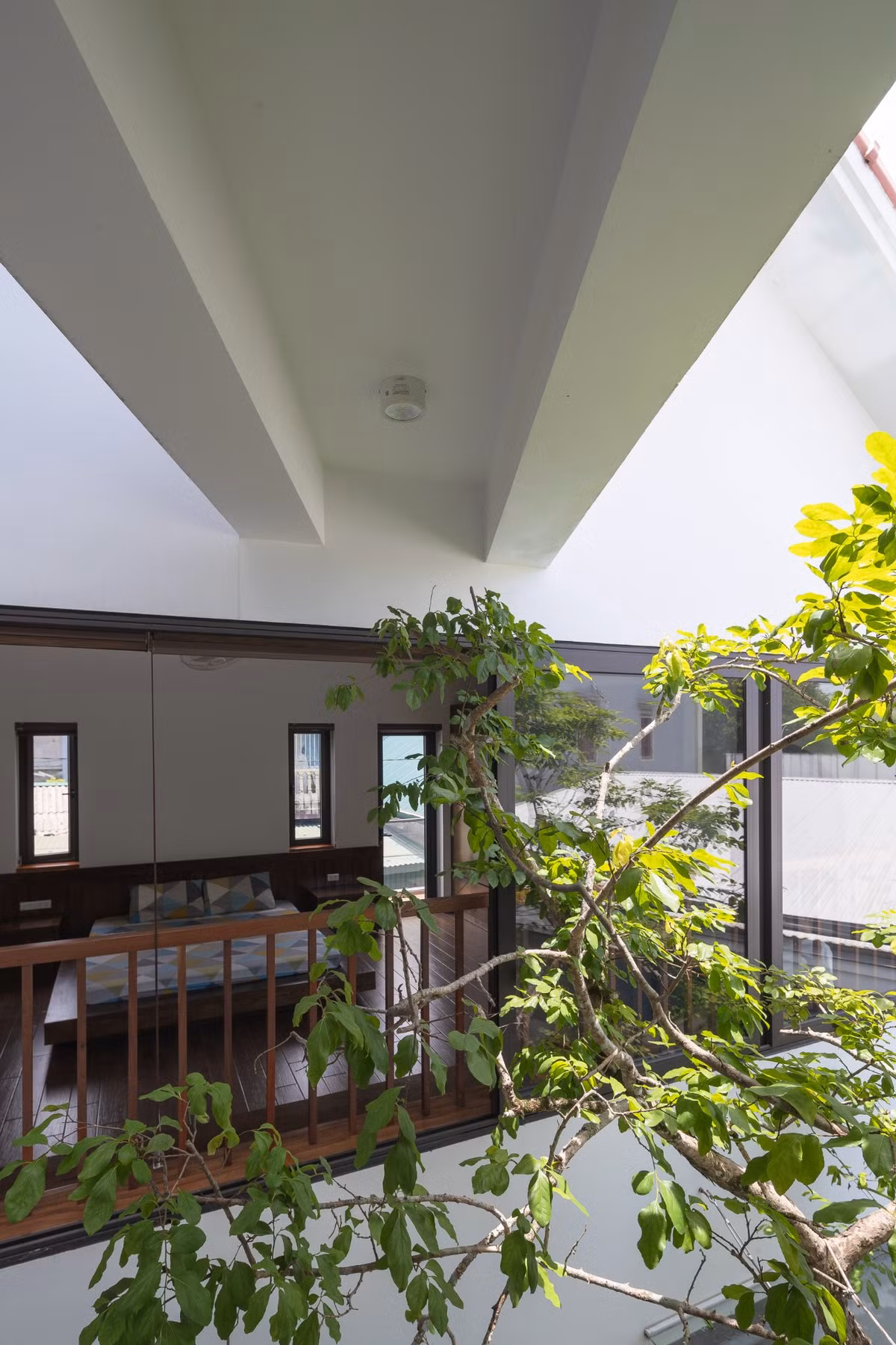Khu vườn được đan xen chuyển tiếp dần lên hệ mái sân thượng để tăng tính liên kết trong không gian và sự giao tiếp của thành viên trong gia đình.