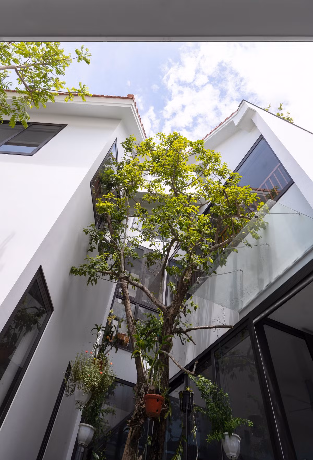 Phần động phía trước dành cho khu vực của kinh doanh, phần tĩnh phía sau là nơi ở của gia đình.