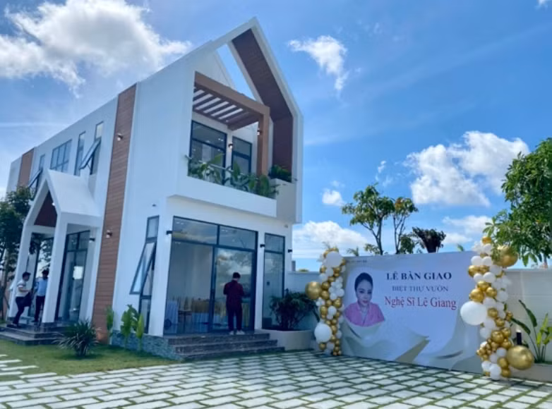 Ngôi nhà có 2 tầng khang trang với thiết kế hiện đại. Ảnh: TikTok @tuanngoc868912