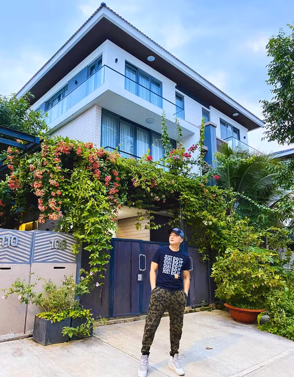 Cao Thái Sơn cho biết việc anh có thể mua sắm được nhà cửa, xe hơi… là do tích góp từ thời gian đầu làm ca sĩ và kinh doanh bất động sản, chứng khoán...