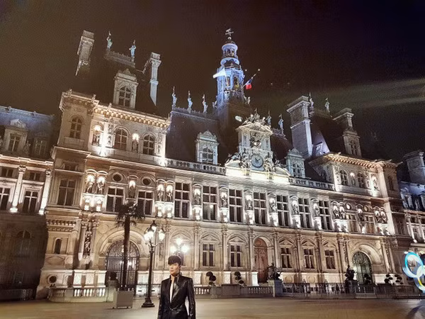 Nathan Lee cũng gây choáng khi rao bán khách sạn trị giá 2.500 tỷ đồng ở Paris (Pháp). Ảnh: FBNV