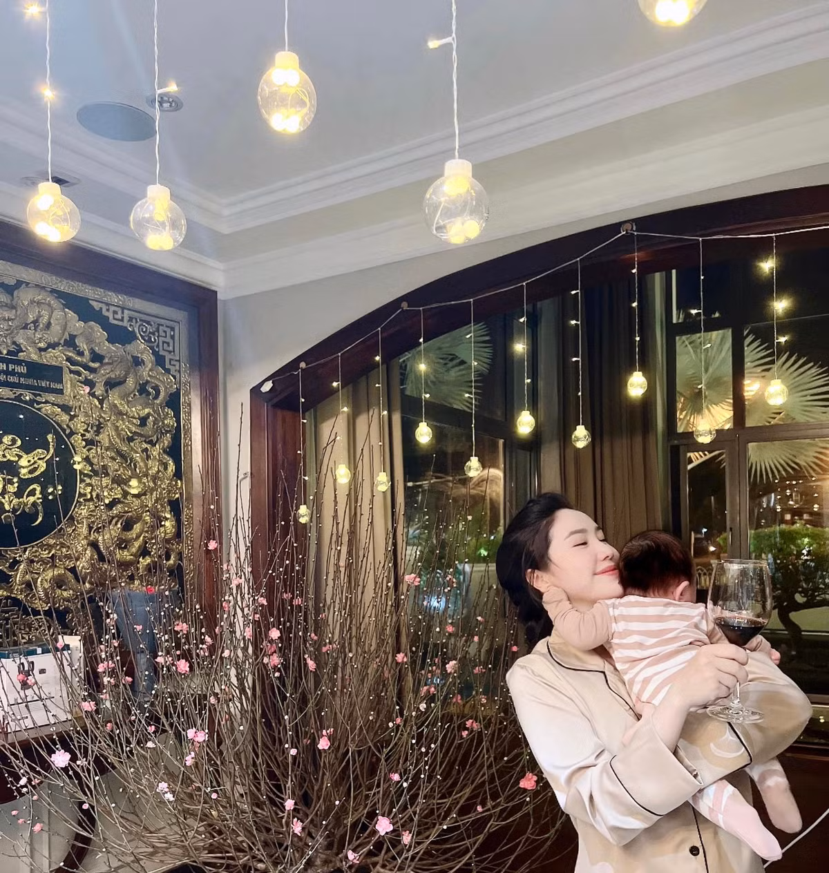 Biệt thự của Bảo Thy đặt một cây đào to, bung hoa rực rỡ.
