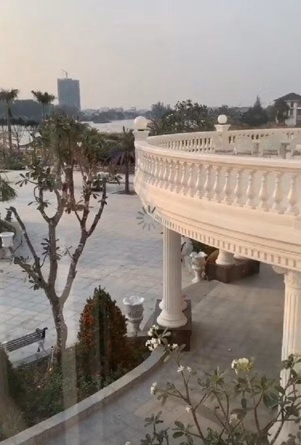 Biệt thự gồm 3 tầng, có view nhìn ra sông. Ảnh: FBNV