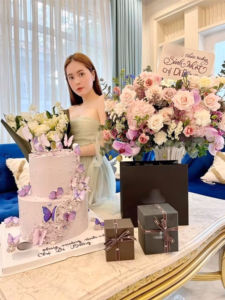 Đặc biệt, quà sinh nhật Di Băng nhận được nhiều tới mức cô bóc tới 3h sáng vẫn chưa xong. Ảnh: Đoàn Di Băng