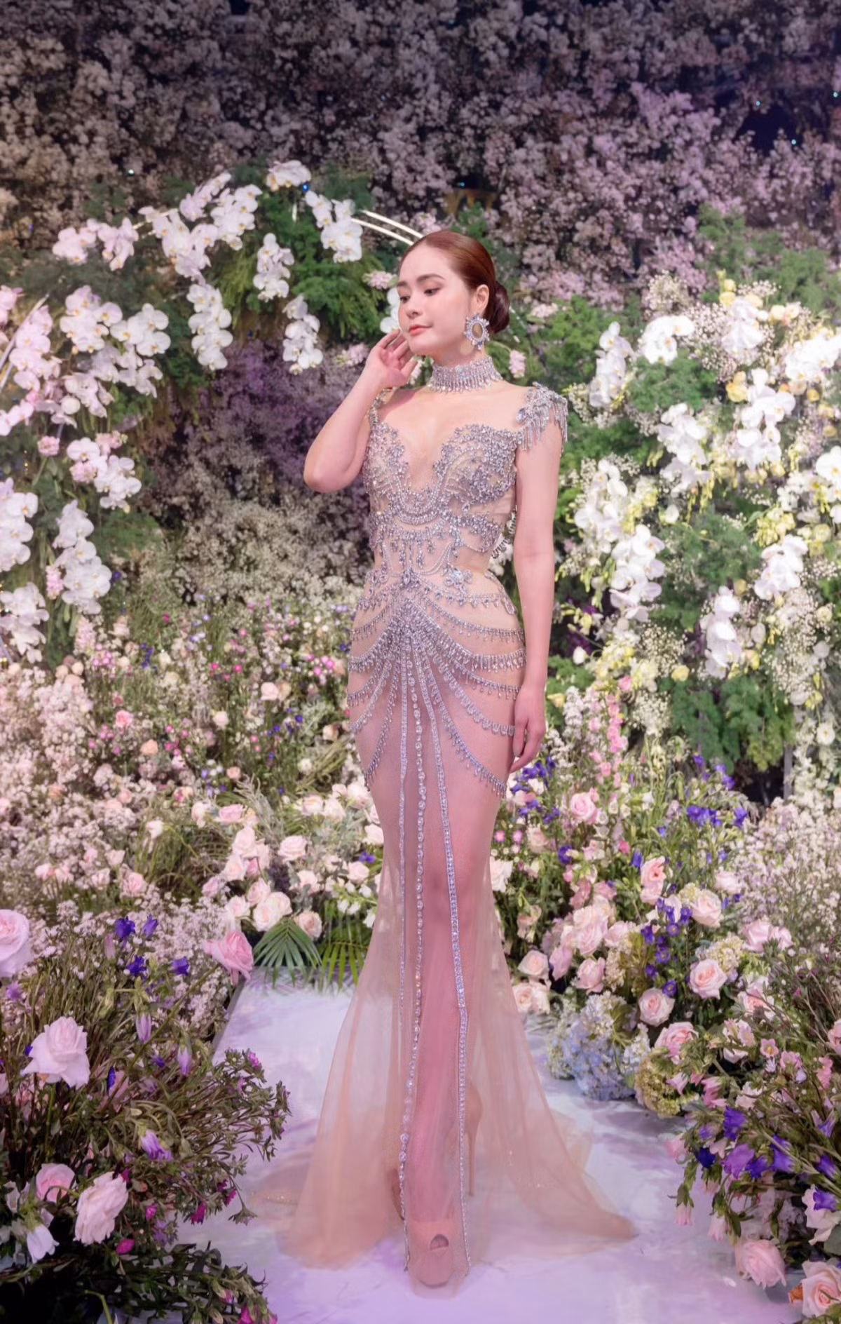 Theo tiết lộ, vợ chồng Đoàn Di Băng đã chi số tiền lên tới 888.888.888 đồng để sở hữu bộ xiêm y lộng lẫy này. Ảnh: Đoàn Di Băng
