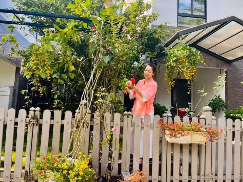 Biệt thự của Nhật Kim Anh rộng tới 220m2 trong khu đô thị cao cấp ở Bình Chánh (TP HCM). Nhà cao 2 tầng với khoảng không vô cùng thoáng đãng. Ảnh: FBNV
