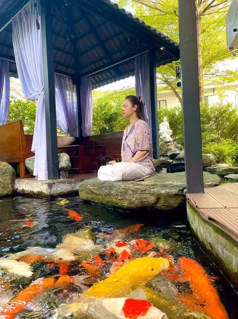 Khoảng sân rộng lớn, hồ cá koi và nhiều cây cối xung quanh tạo không gian mát mẻ. Ảnh: FBNV