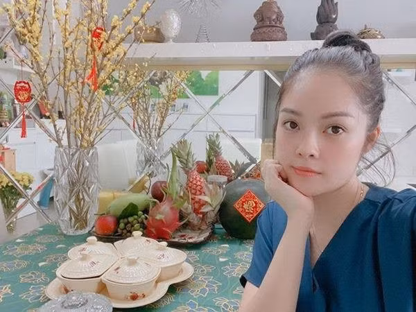 Sau khi ly hôn chồng Việt kiều, Dương Cẩm Lynh cùng con rời biệt thự tới sống trong căn nhà thuê. Đến nay, Dương Cẩm Lynh đã mua được một căn hộ mới cho mình. Ảnh: FBNV