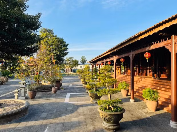Căn biệt phủ có diện tích 82.972,8 m2 (được cộng gộp bởi 12 cuốn sổ hồng). Vị trí vô cùng đắc địa khi có mặt tiền 128m dài dọc tuyến Quốc Lộ 1A, cách trung tâm thành phố Bạc Liêu chỉ 9km. Ảnh: Facebook