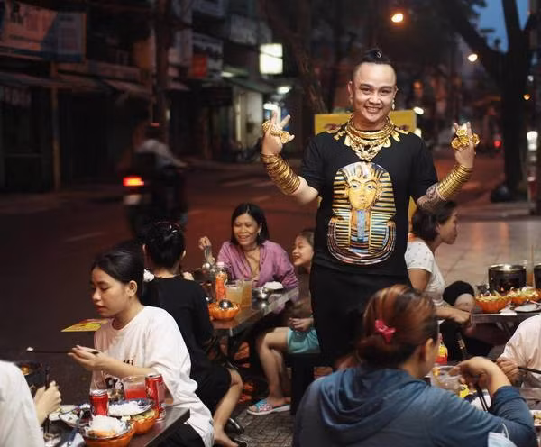 Ít ai biết, anh Thuận là thành viên thứ 7 trong gia đình. Hơn nữa, anh vốn thuộc cộng đồng LGBT, vì vậy mà cái tên “Bảy Bóng” ra đời. Ảnh: Trí Thức Trẻ