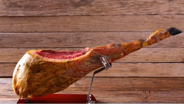Nằm trong top những loại thịt đắt nhất thế giới, một chiếc chân của thịt nguội Iberia có thể được bán với giá 4.500 USD (hơn 103 triệu đồng). Ảnh: Chef's Mandala