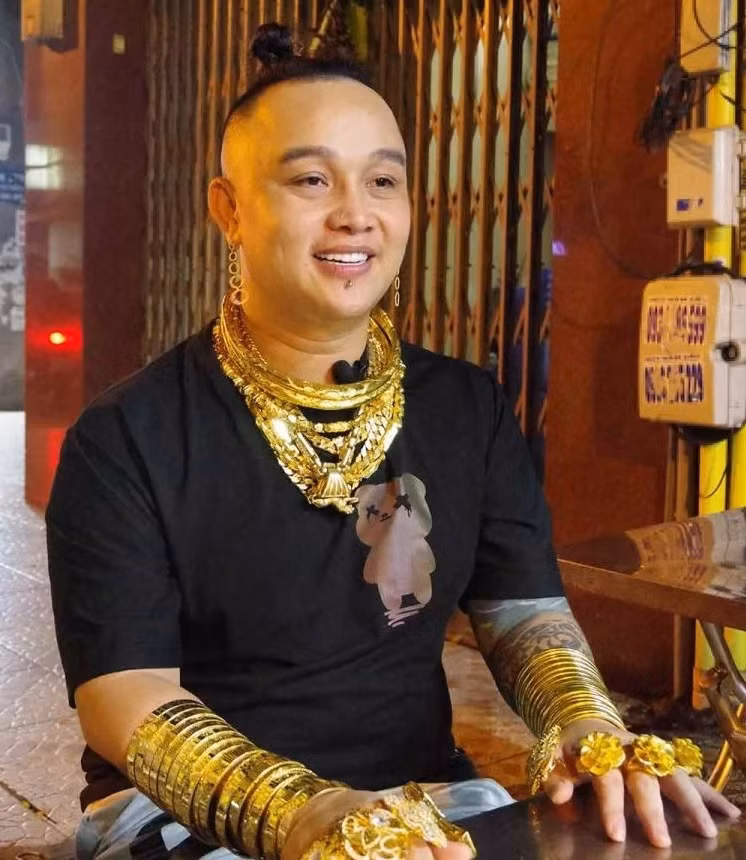 Anh Thuận đeo 10 nhẫn, 30 vòng tay và hơn 10 dây chuyền bằng vàng ở cổ mỗi khi ở quán ăn hay đi ra ngoài. Ảnh: Odditycentral