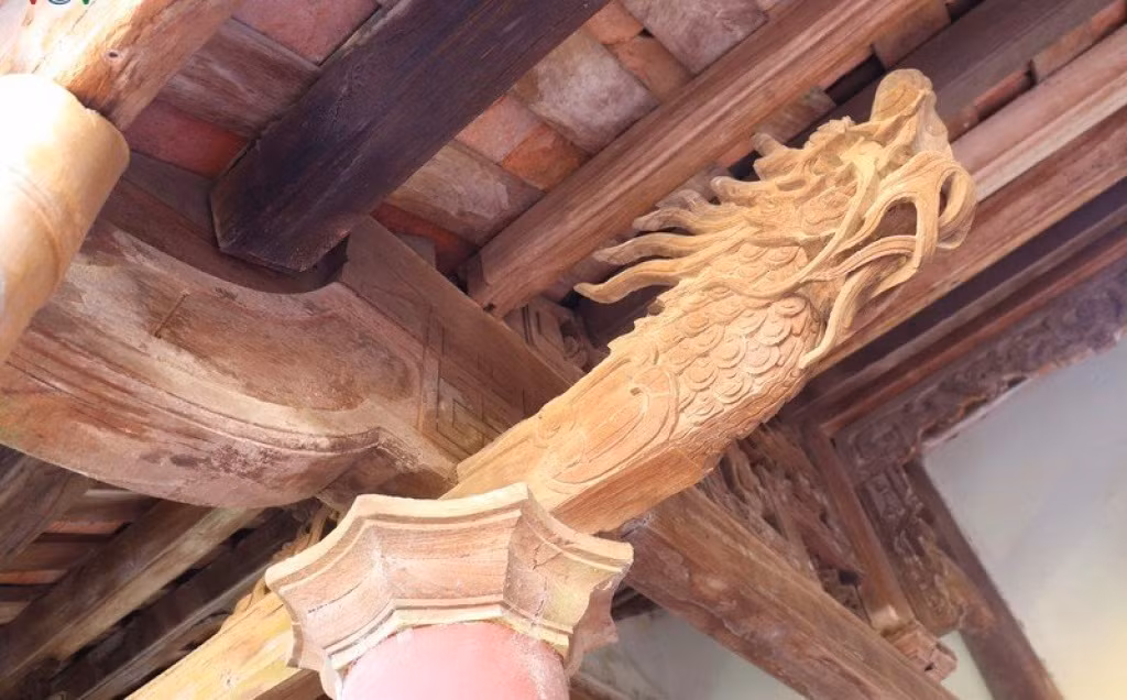 Trải qua bao biến cố, các họa tiết chạm trổ vẫn còn nguyên nét tinh xảo, bề thế. Ảnh: VOV