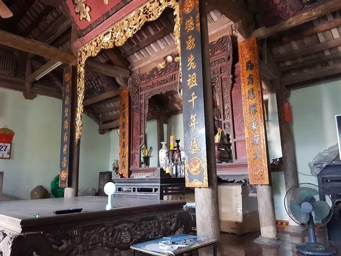 Căn nhà được được xây dựng vào đầu thế kỷ 20 trên khuôn viên rộng 900m2. Trải qua nhiều biến động, khuôn viên khu nhà hiện chỉ còn 300m2. Đây vốn là mảnh đất hương hỏa của dòng họ Trịnh. Ảnh: Vietnamnet