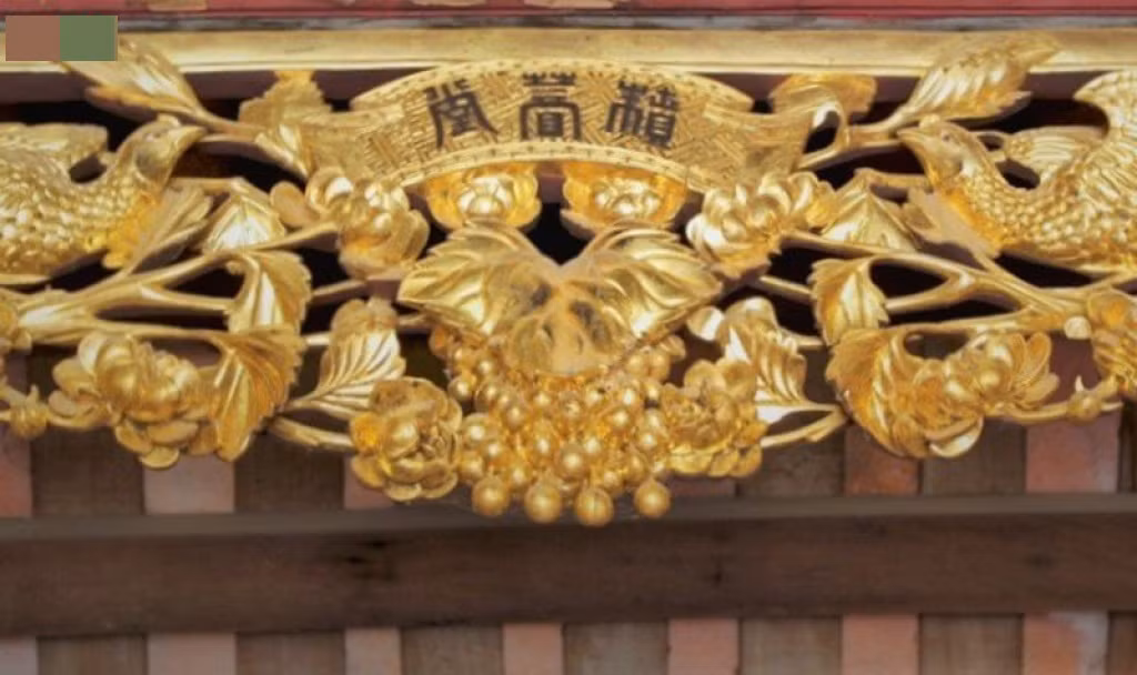 Từng được các tay buôn đồ cổ gạ mua với giá cao nhưng gia đình ông Hùng quyết không bán. Ảnh: VOV
