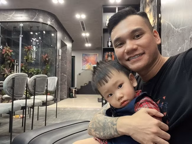 Cuối năm ngoái,vợ chồng Khắc Việt - Thảo Bebe chuyển về biệt thự mới xây trị giá hàng chục tỷ đồng ở ngoại thành Hà Nội. Ảnh: FBNV