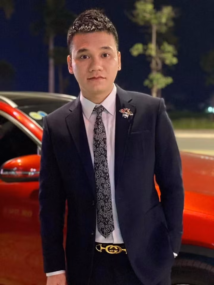 Sau thời gian dài hoạt động nghệ thật, Khắc Việt được xem là một đại gia ngầm của làng giải trí. Ảnh: FBNV