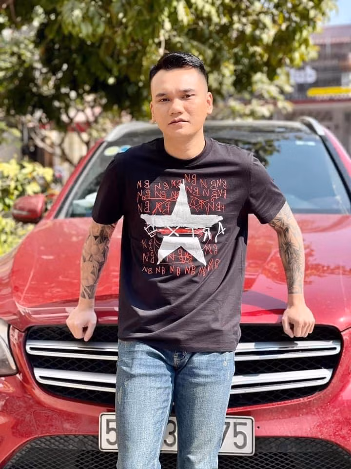 Đây là phương tiện di chuyển chính của nam ca sĩ, nhằm phục vụ cho công việc thường xuyên đi lại, đi diễn, dự sự kiện... Ảnh: FBNV