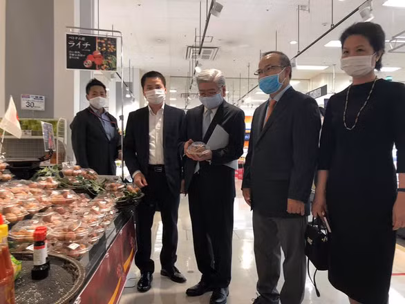 Năm 2020, những lô vải thiều Lục Ngạn đầu tiên xuất sang Nhật Bản được đóng hộp nhỏ 200 gram và bày bán tại siêu thị với giá khuyến mãi là 489 yen (giá gốc là 537 yen) - tương đương hơn 100.000 đồng. Ảnh: Bộ Công thương