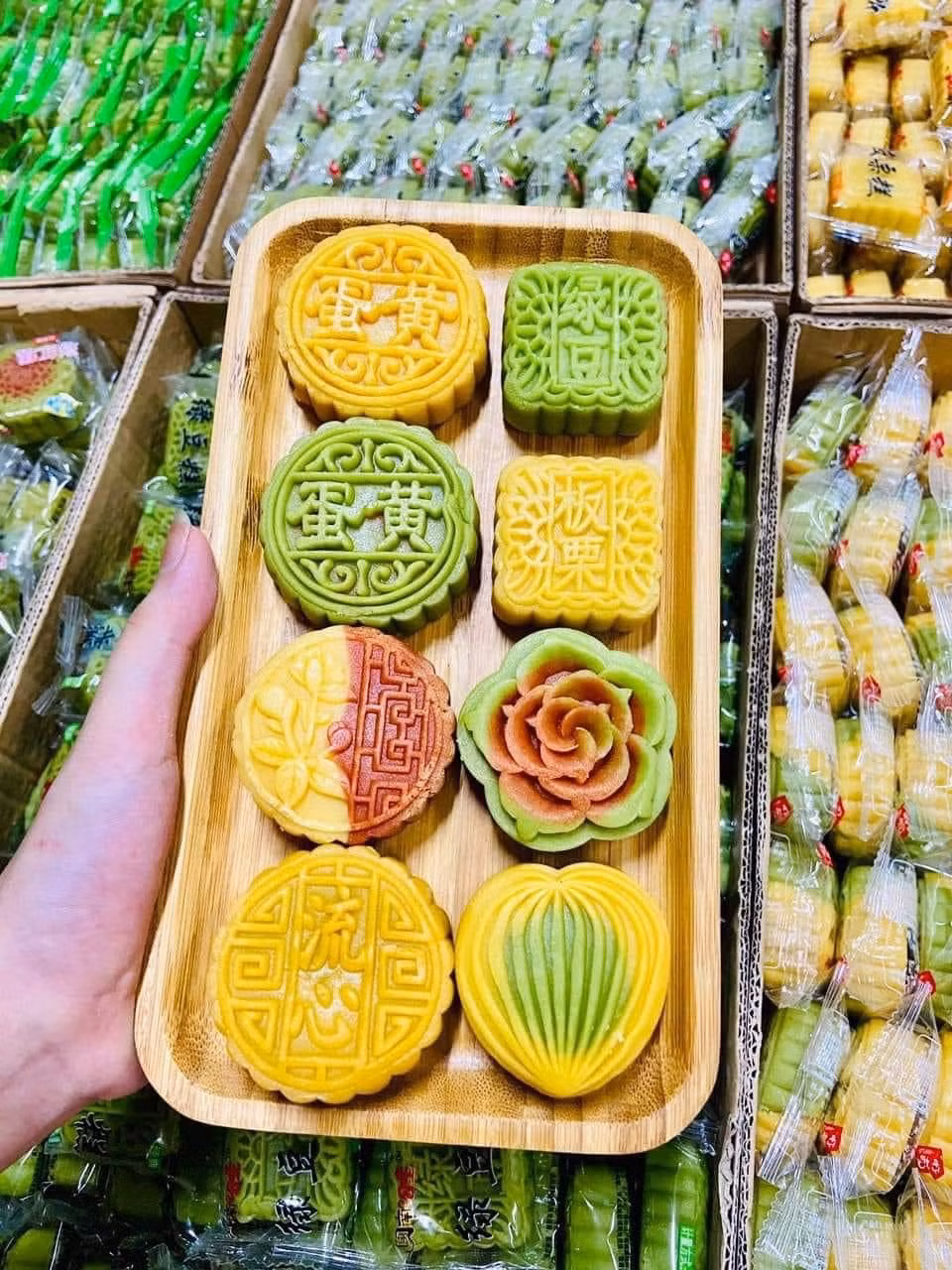 Loại bánh trung thu này có nhiều vị như: đậu đỏ, hạt dẻ, dưa mỹ, dứa (thơm), dâu tây, vừng (mè), đậu xanh, thập cẩm...Ảnh: Facebook