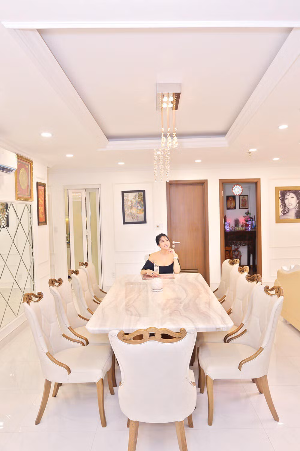 Nội thất trong nhà sang trọng và thiết kế hợp lý.