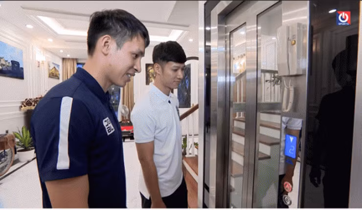 Gia đình Hùng Dũng còn sử dụng thang máy để di chuyển lên các tầng. Ảnh chụp màn hình