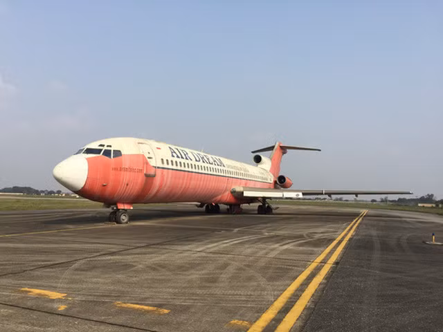 Được biết, chiếc Boeing 727 bị "bỏ quên" tại sân bay Nội Bài từ năm 2007. Ảnh: Người lao động